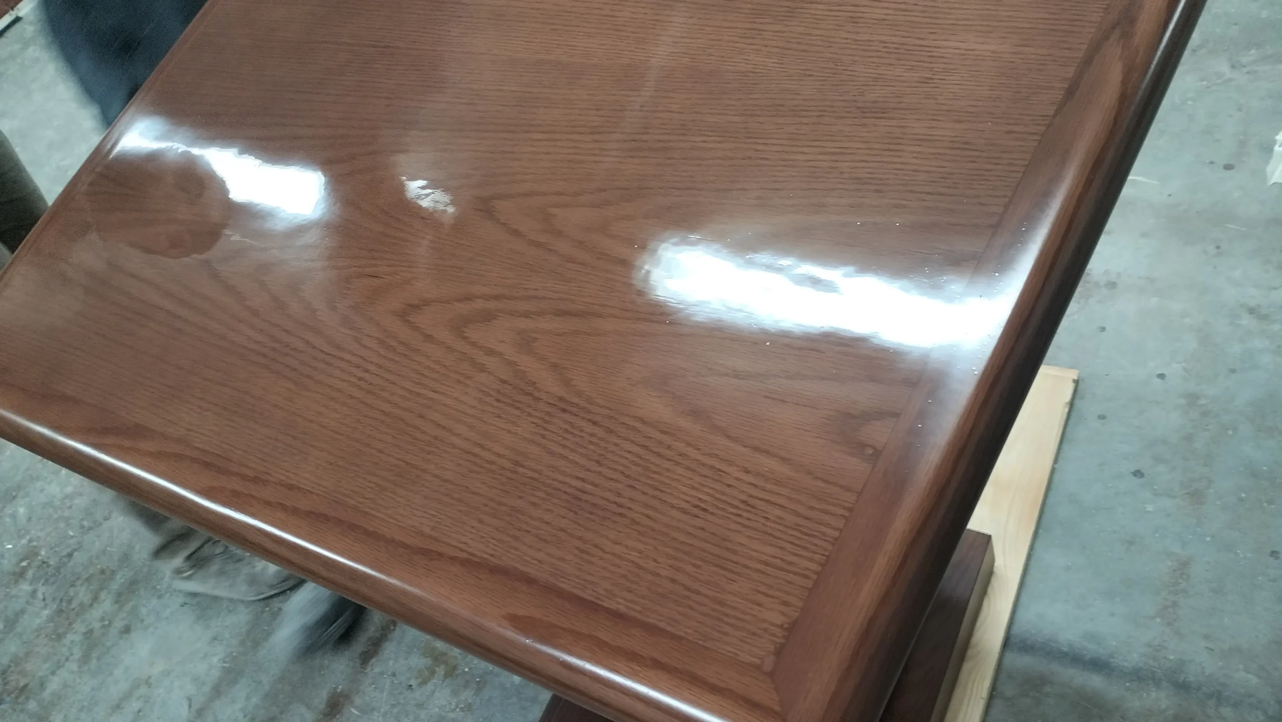 "دهان اخشاب حديث بتصميم كلاسيكي"